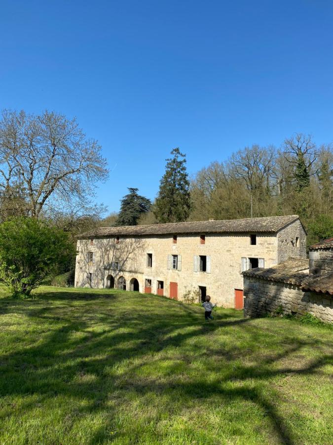 Chateau Des Loups - Les Pommiers Echire Buitenkant foto