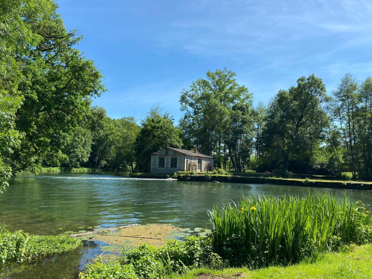 Chateau Des Loups - Les Pommiers Echire Buitenkant foto
