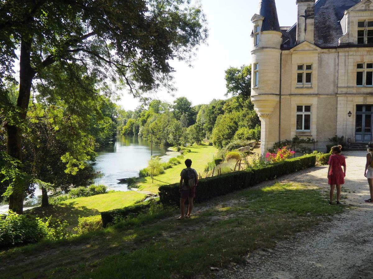 Chateau Des Loups - Les Pommiers Echire Buitenkant foto