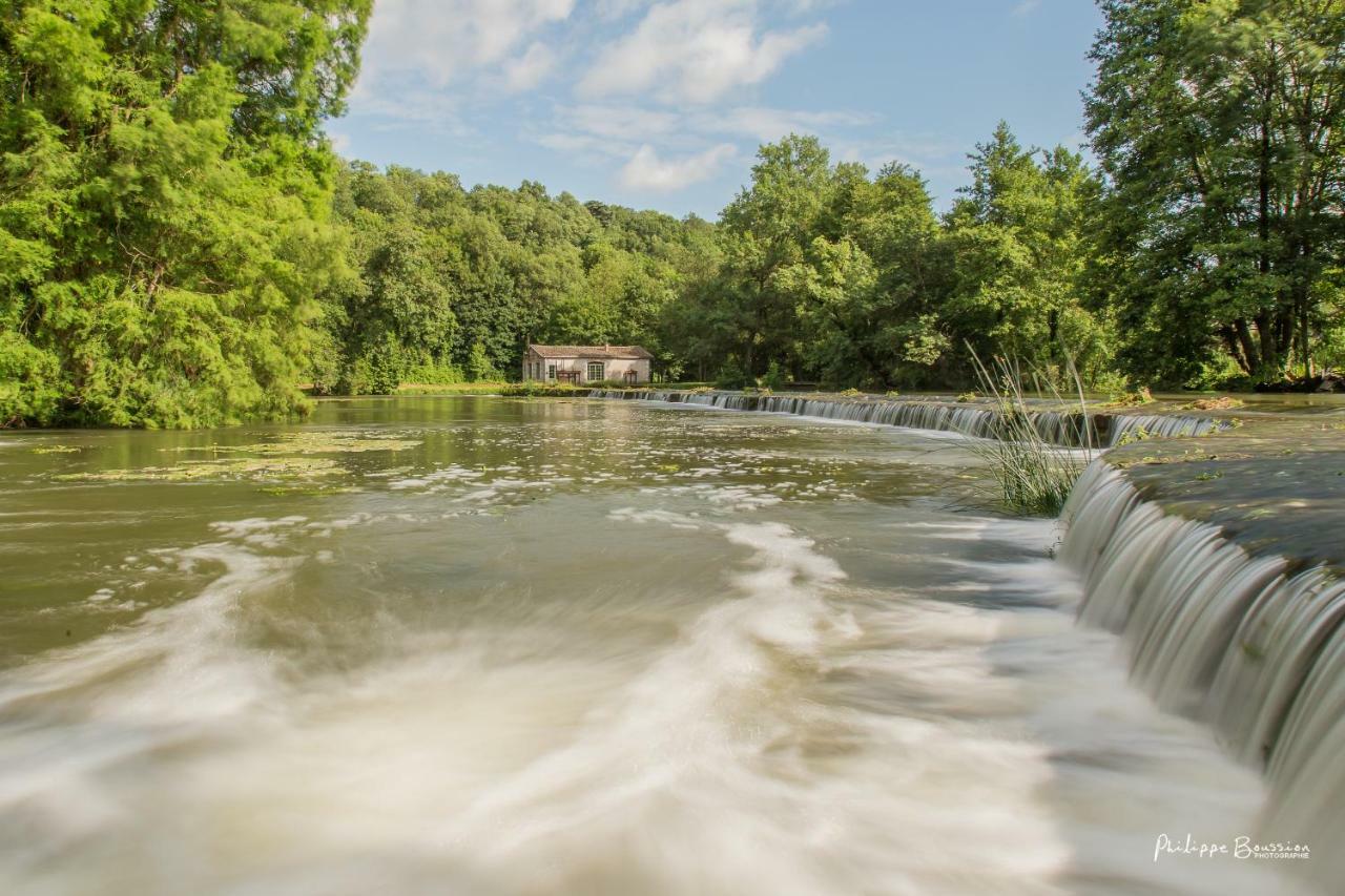Chateau Des Loups - Les Pommiers Echire Buitenkant foto