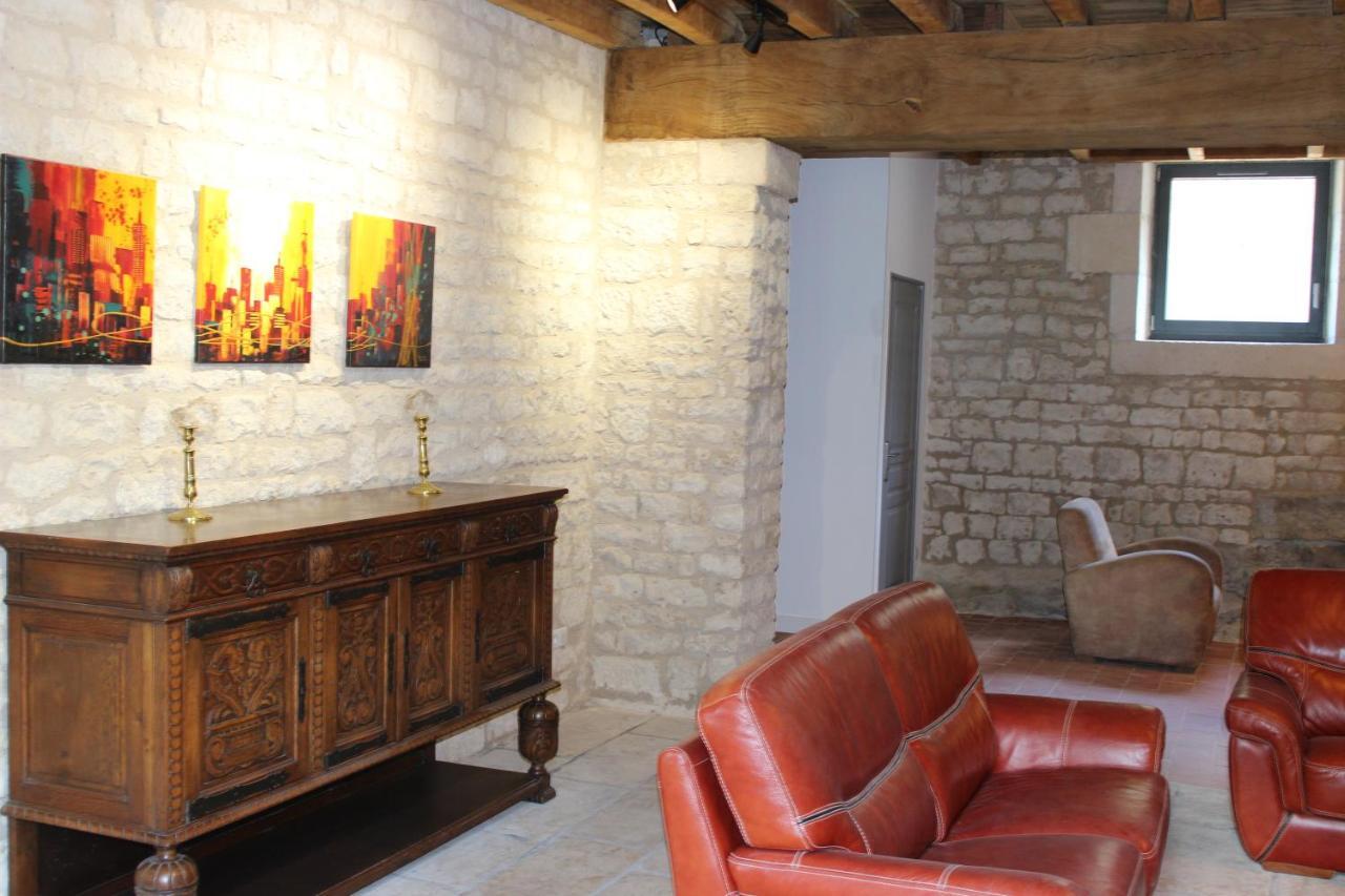 Chateau Des Loups - Les Pommiers Echire Buitenkant foto