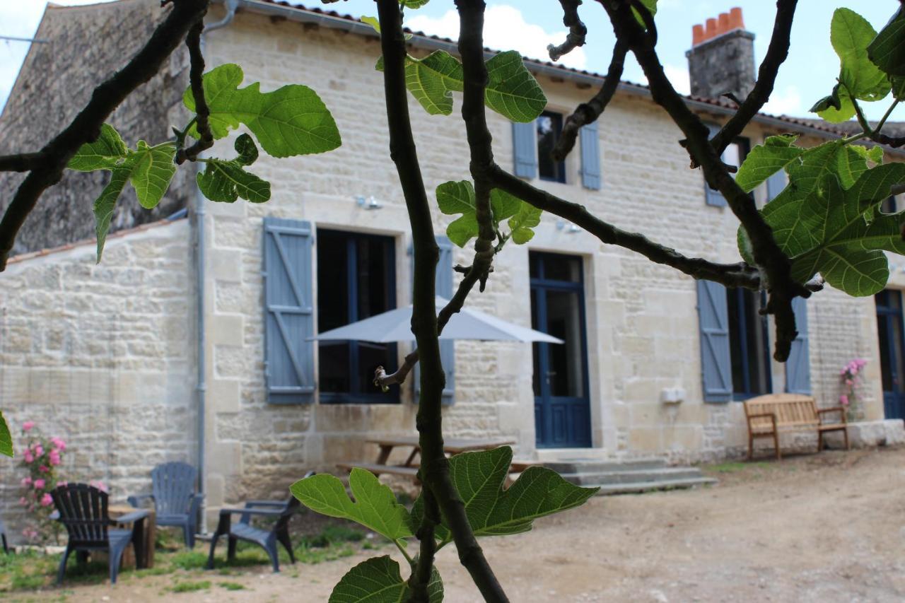 Chateau Des Loups - Les Pommiers Echire Buitenkant foto