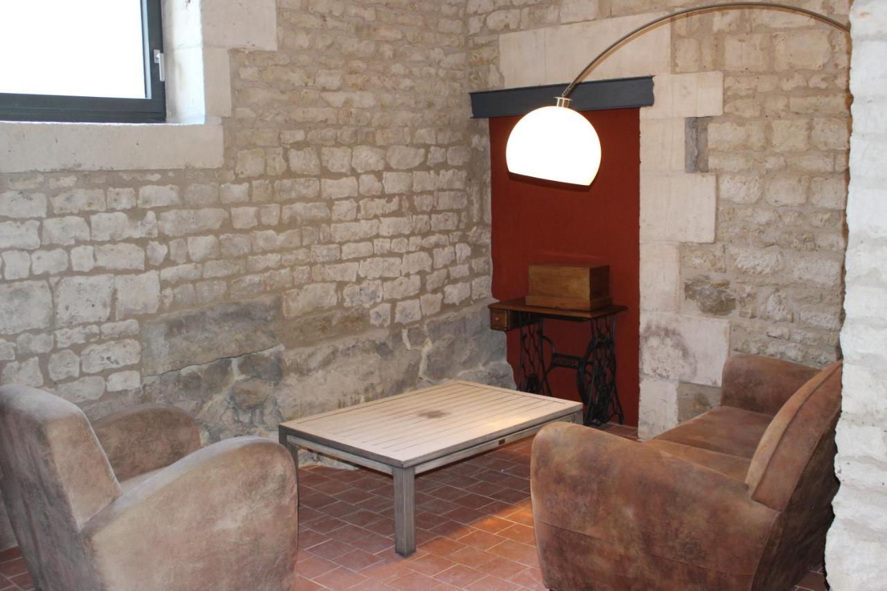 Chateau Des Loups - Les Pommiers Echire Buitenkant foto